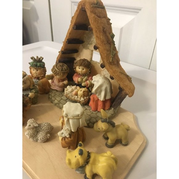 11 Piece Ceramic Christmas Nativity Scene w/Wood Crèche - Picture 10 of 12